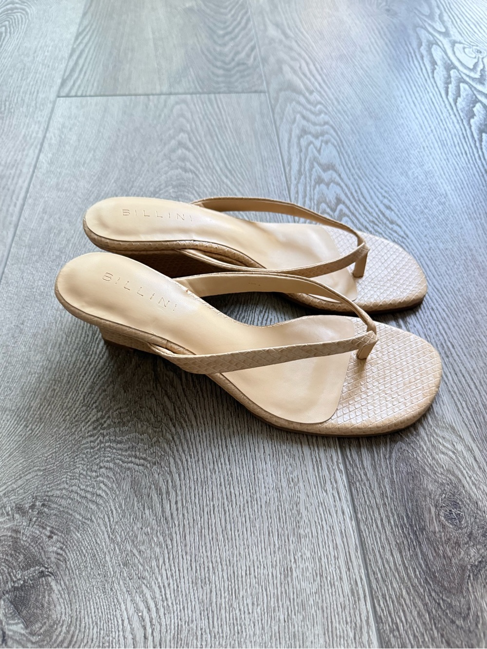 billini vaila tan croc low wedge thong sandal high heel shoes size 6 NEW TRENDY